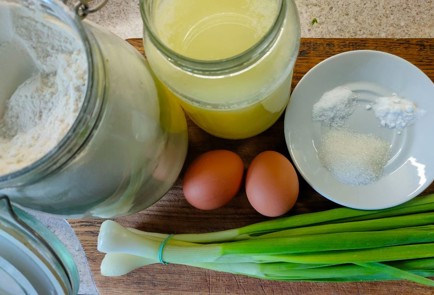 Фото шага рецепта Оладьи на сыворотке с зеленым луком 189130 шаг 1  