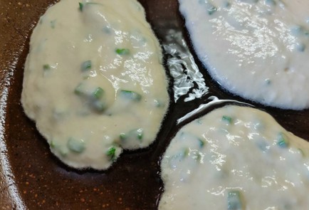 Фото шага рецепта Оладьи на сыворотке с зеленым луком 189130 шаг 14  