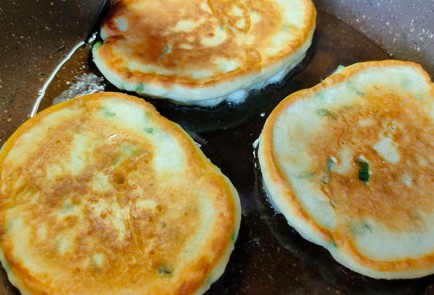 Фото шага рецепта Оладьи на сыворотке с зеленым луком 189130 шаг 15  