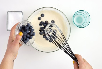 Фото шага рецепта Оладьи с голубикой 57934 шаг 1  