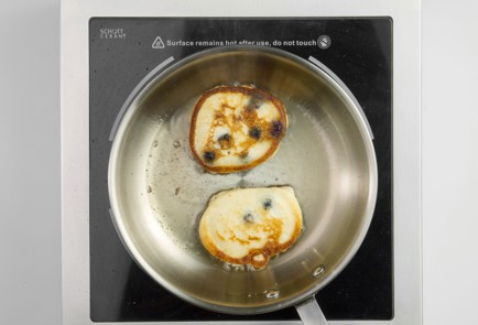 Фото шага рецепта Оладьи с голубикой 57934 шаг 3  