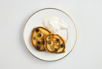 Фото шага рецепта Оладьи с голубикой 57934 шаг 4  