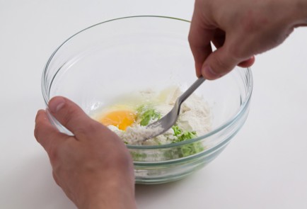 Фото шага рецепта Оладьи с кабачками и красной икрой 80087 шаг 2  