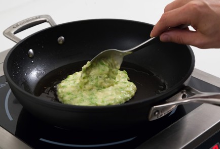 Фото шага рецепта Оладьи с кабачками и красной икрой 80087 шаг 3  