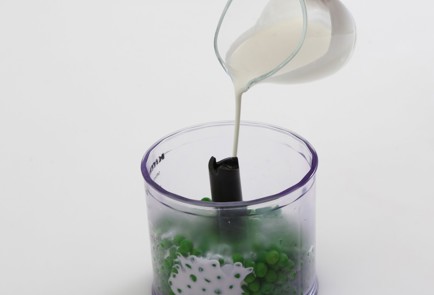 Фото шага рецепта Оладьи с кабачками и красной икрой 80087 шаг 4  