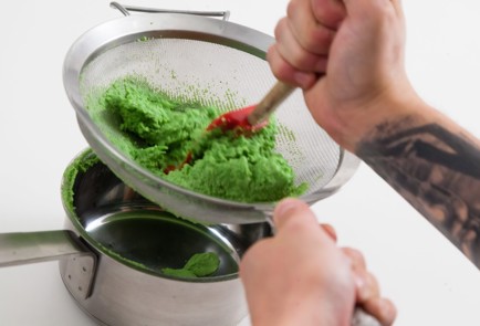 Фото шага рецепта Оладьи с кабачками и красной икрой 80087 шаг 5  