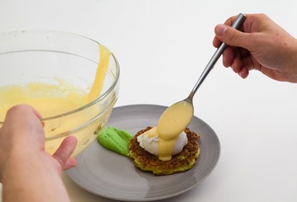 Фото шага рецепта Оладьи с кабачками и красной икрой 80087 шаг 8  