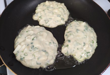 Фото шага рецепта Оладьи с яйцом и зеленым луком 189854 шаг 10  