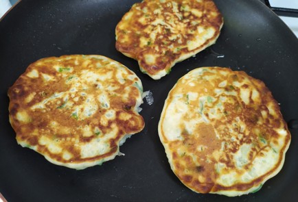 Фото шага рецепта Оладьи с яйцом и зеленым луком 189854 шаг 11  