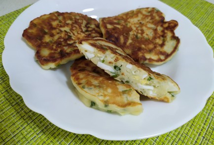 Фото шага рецепта Оладьи с яйцом и зеленым луком 189854 шаг 12  