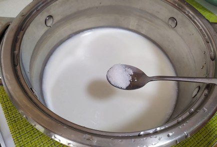 Фото шага рецепта Оладьи с яйцом и зеленым луком 189854 шаг 4  