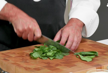 Фото шага рецепта Оладьи со шпинатом и щавелем 189541 шаг 2  