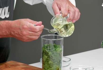 Фото шага рецепта Оладьи со шпинатом и щавелем 189541 шаг 3  