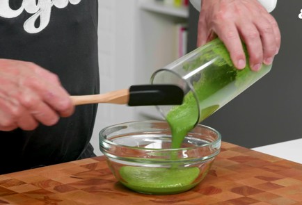 Фото шага рецепта Оладьи со шпинатом и щавелем 189541 шаг 4  