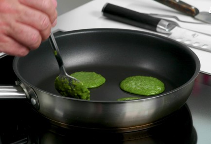 Фото шага рецепта Оладьи со шпинатом и щавелем 189541 шаг 8  