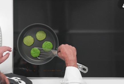 Фото шага рецепта Оладьи со шпинатом и щавелем 189541 шаг 9  