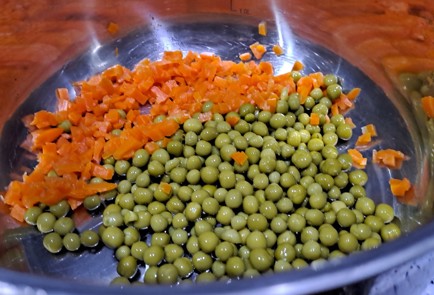 Фото шага рецепта Оливье с говядиной и морковью 188019 шаг 4  