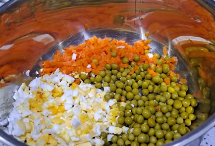 Фото шага рецепта Оливье с говядиной и морковью 188019 шаг 5  