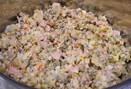 Фото шага рецепта Оливье с колбасой и зеленым горошком 188020 шаг 10  