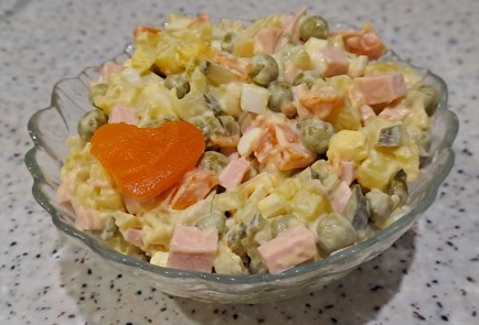 Фото шага рецепта Оливье с колбасой и зеленым горошком 188020 шаг 11  