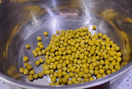 Фото шага рецепта Оливье с колбасой и зеленым горошком 188020 шаг 2  