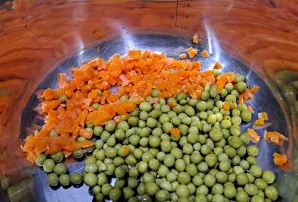 Фото шага рецепта Оливье с колбасой и зеленым горошком 188020 шаг 3  