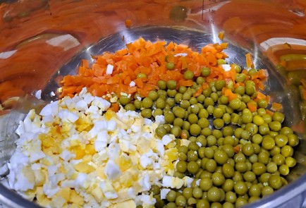 Фото шага рецепта Оливье с колбасой и зеленым горошком 188020 шаг 5  