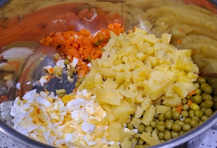 Фото шага рецепта Оливье с колбасой и зеленым горошком 188020 шаг 6  