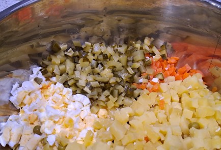 Фото шага рецепта Оливье с колбасой и зеленым горошком 188020 шаг 7  