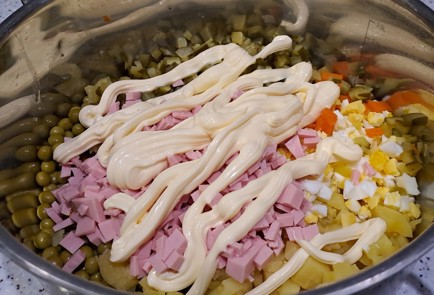 Фото шага рецепта Оливье с колбасой и зеленым горошком 188020 шаг 9  