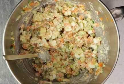 Фото шага рецепта Оливье с семгой 55915 шаг 4  