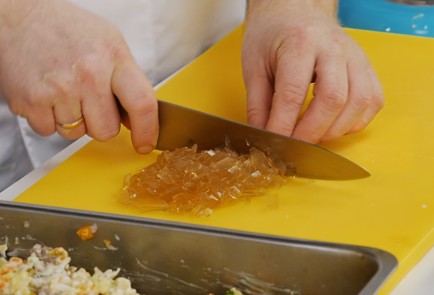 Фото шага рецепта Оливье с раками и желе 91558 шаг 7  