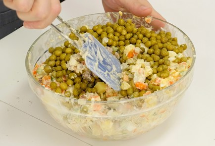 Фото шага рецепта Оливье 54990 шаг 9  