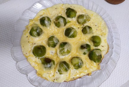 Фото шага рецепта Омлет с брюссельской капустой 190055 шаг 10  