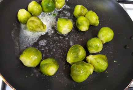 Фото шага рецепта Омлет с брюссельской капустой 190055 шаг 6  