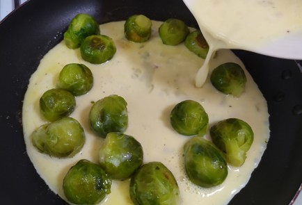 Фото шага рецепта Омлет с брюссельской капустой 190055 шаг 7  