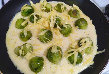 Фото шага рецепта Омлет с брюссельской капустой 190055 шаг 9  