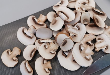 Фото шага рецепта Омлет с грибами 191234 шаг 1