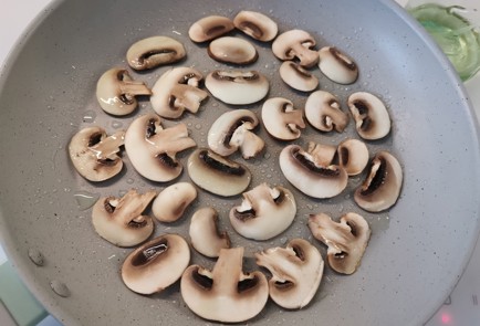 Фото шага рецепта Омлет с грибами 191234 шаг 2