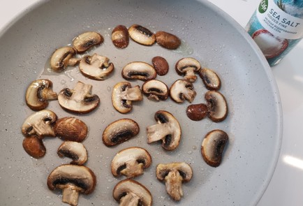 Фото шага рецепта Омлет с грибами 191234 шаг 3