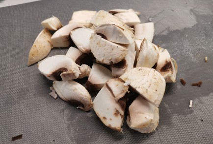 Фото шага рецепта Омлет с грибами 191522 шаг 2  