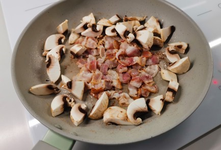 Фото шага рецепта Омлет с грибами 191522 шаг 6  