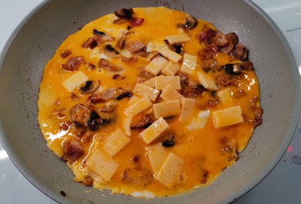 Фото шага рецепта Омлет с грибами 191522 шаг 9  