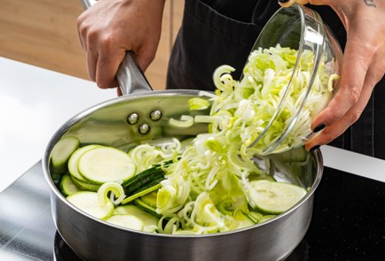 Фото шага рецепта Омлет с кабачком и фетой 186971 шаг 4  