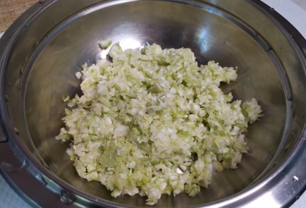 Фото шага рецепта Омлет с кабачком и сыром 190493 шаг 2  