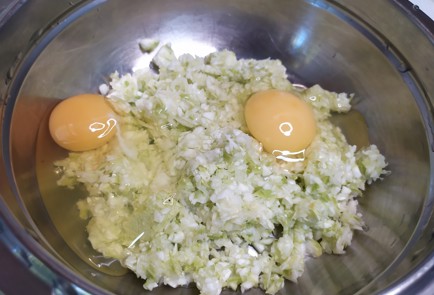 Фото шага рецепта Омлет с кабачком и сыром 190493 шаг 3  