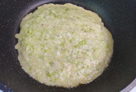 Фото шага рецепта Омлет с кабачком и сыром 190493 шаг 7  