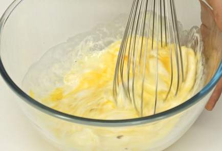 Фото шага рецепта Омлет с лососем и творожным сыром 81271 шаг 2  