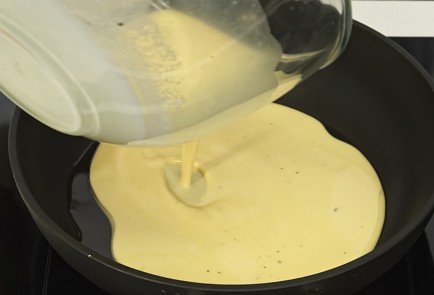 Фото шага рецепта Омлет с лососем и творожным сыром 81271 шаг 3  