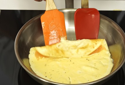 Фото шага рецепта Омлет с лососем и творожным сыром 81271 шаг 4  